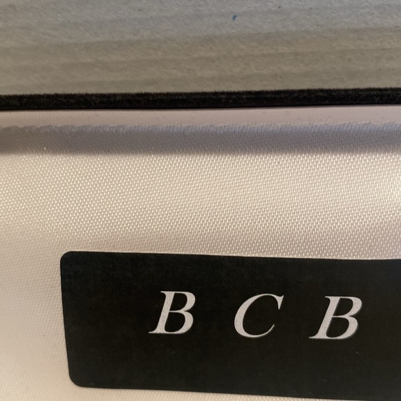 NIB 16” Strand of Faux mini pearls in velvet gift box - Picture 3 of 4